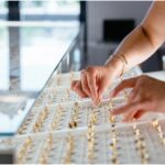 un barbat a incercat sa fure o bratara si un inel cu diamant dintr un mall din timisoara cum a fost prins de un trecator 6926ce1cd8f42