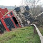 un camion incarcat cu balastru s a rasturnat in strunga 6917091869827