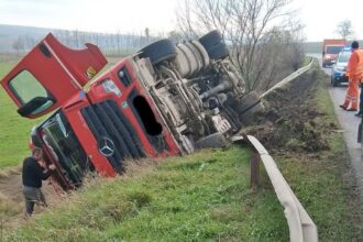 un camion incarcat cu balastru s a rasturnat in strunga 6917091869827