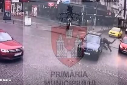 video iasi un barbat care si a rupt o mana pe trotineta electrica azi si a rupt un picior 6909f2a77a810