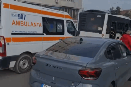 video unei tinere i s a facut rau intr un autobuz de pe ruta 20 calatorii au sunat imediat la 112 6916ecfc99516