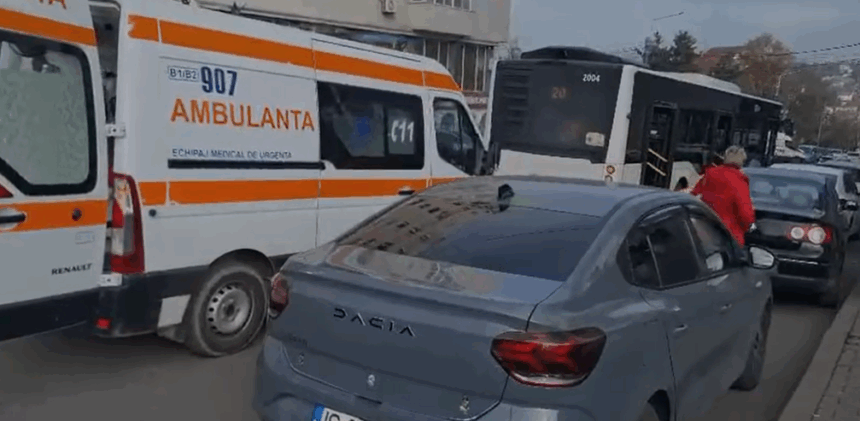 video unei tinere i s a facut rau intr un autobuz de pe ruta 20 calatorii au sunat imediat la 112 6916ecfc99516