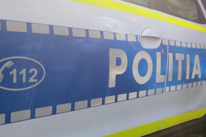 a incercat sa loveasca oamenii cu masina apoi a condus din nou desi avea permisul suspendat sofer certat cu legea prins de doua ori in trafic 6939642aa2905