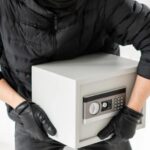 a intrat intr o locuinta din cluj si a plecat cu un seif plin de bani hotul a folosit o metoda inedita 694ba6a188800