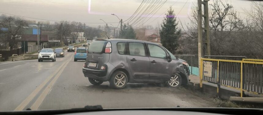 accident la tomesti un citroen a ajuns in parapetul podului 693a7b1ad8593