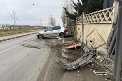 accident pe bulevardul chimiei o masina a lovit o conducta de gaz o persoana a ajuns la spital 69315593e2fd9