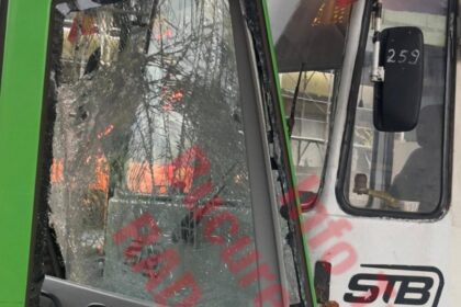 accident sub podul basarab liniile 1 si 10 blocate dupa ciocnirea a doua tramvaie 692db32b73cbb