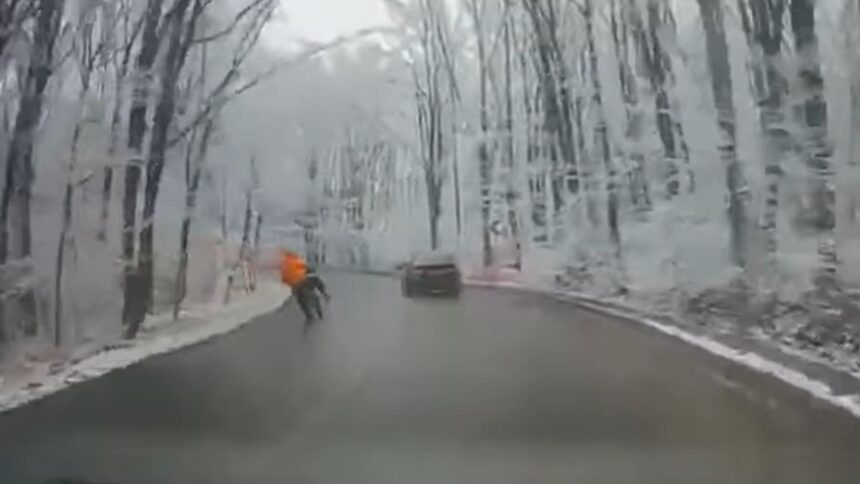 accident teribil pe o sosea din judetul iasi un tanar a murit dupa ce a intrat cu motocicleta intr un stalp video 69537261f289e