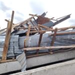 acoperisul unui bloc din tomesti la un pas sa cada peste cetateni pompierii intervin de urgenta 6952425ae66e3