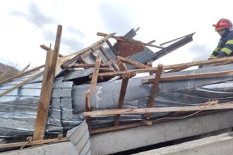 acoperisul unui bloc din tomesti la un pas sa cada peste cetateni pompierii intervin de urgenta 6952425ae66e3