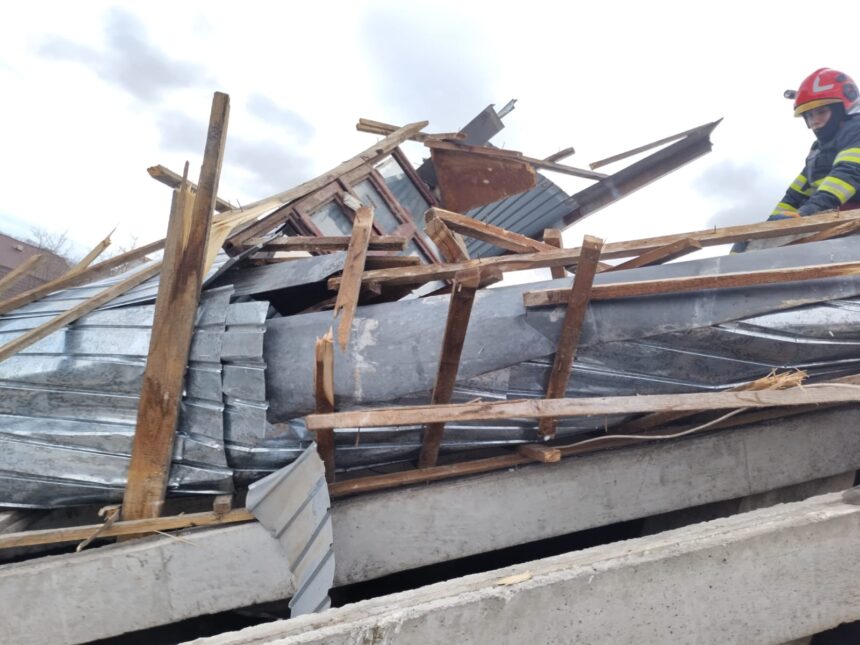 acoperisul unui bloc din tomesti la un pas sa cada peste cetateni pompierii intervin de urgenta 6952425ae66e3