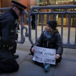 activista de mediu greta thunberg retinuta la o actiune de sustinere a palestinei video 694aa08ed1a21