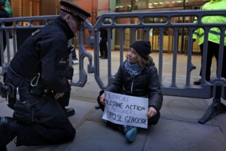 activista de mediu greta thunberg retinuta la o actiune de sustinere a palestinei video 694aa08ed1a21