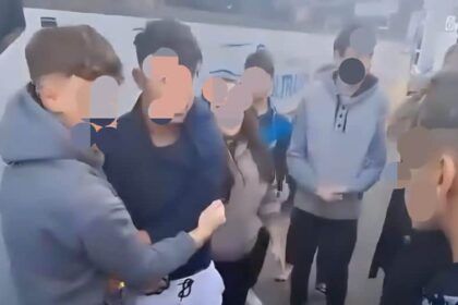 adolescenti filmati in timp ce se bat intr o autogara din alba unul dintre ei ar fi avut un pumnal asupra sa 69345c0be51f3