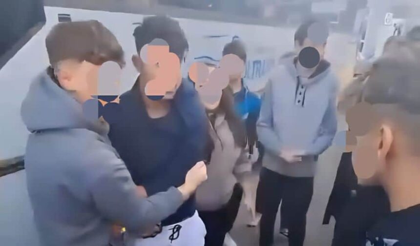 adolescenti filmati in timp ce se bat intr o autogara din alba unul dintre ei ar fi avut un pumnal asupra sa 69345c0be51f3