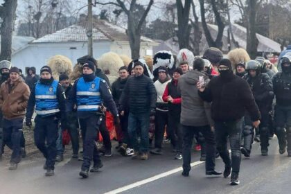 alerta la ruginoasa altercatii intre mascati si jandarmi la traditionala bataie dintre valeni si deleni video 6954f619d5846