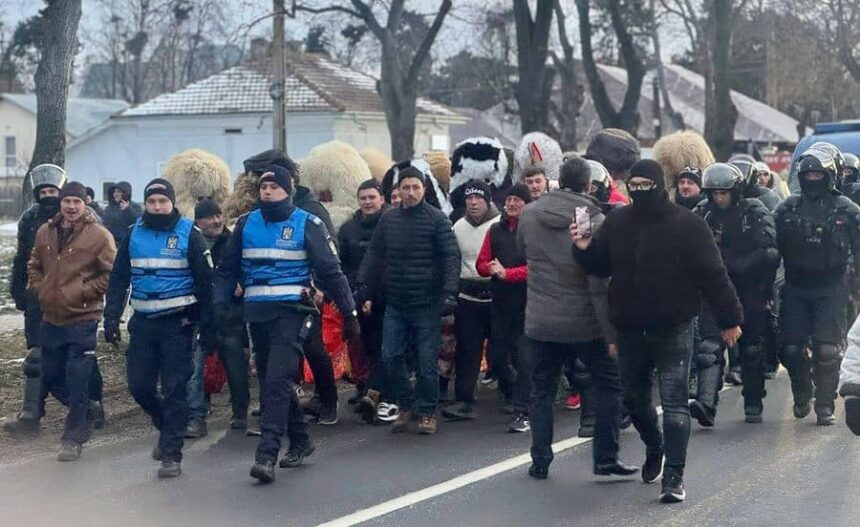 alerta la ruginoasa altercatii intre mascati si jandarmi la traditionala bataie dintre valeni si deleni video 6954f619d5846