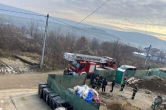 alerta pe un santier un muncitor vrea sa se arunce de la inaltime pentru ca nu si ar fi primit salariul 69452d76a7505