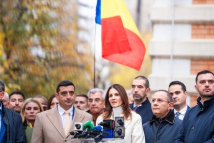 anca alexandrescu face anuntul care detoneaza scena politica la ora 1000 la televiziunea poporului 69367d2a63e77