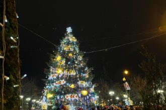 aprinderea iluminatului festiv a adunat zeci de ieseni pe pietonalul stefan cel mare foto video 692db1e0c5c5b
