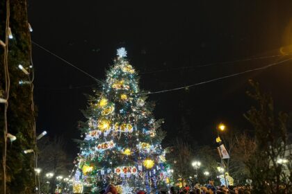 aprinderea iluminatului festiv a adunat zeci de ieseni pe pietonalul stefan cel mare foto video 692db1e0c5c5b