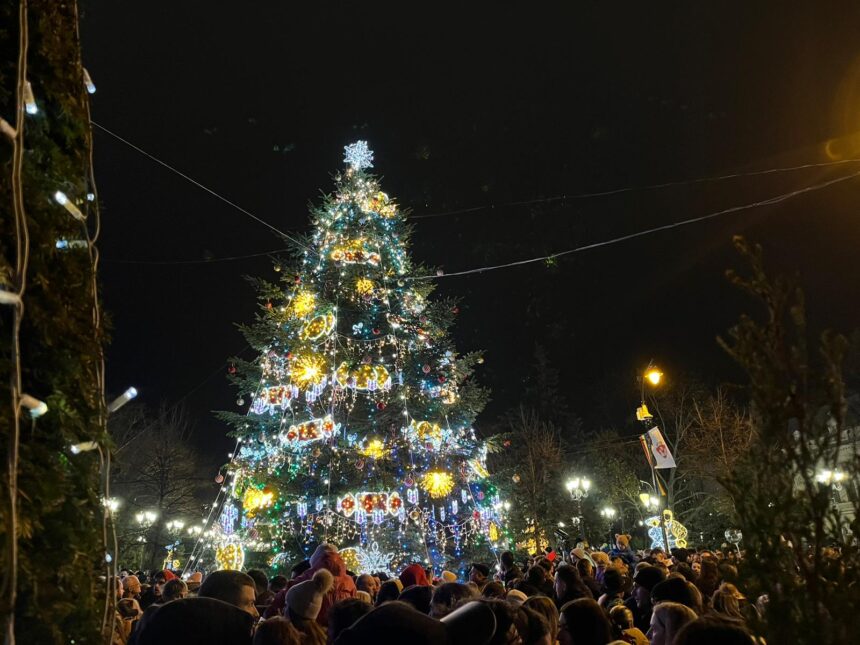 aprinderea iluminatului festiv a adunat zeci de ieseni pe pietonalul stefan cel mare foto video 692db1e0c5c5b
