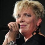 artista silvia dumitrescu apel din suflet pentru romani cu ocazia zilei nationale iubiti romania si ramaneti uniti 692dbfff3cd99