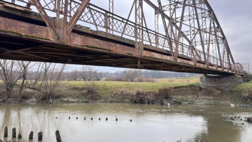 atentie soferi un pod vechi de peste 100 de ani peste olt in pericol de prabusire anunul autoritatilor locale 6937dbab6afea