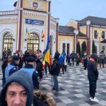 aur uneste romanii de ziua nationala in cel mai mare mars organizat la alba iulia oamenii au inceput sa se stranga in fata garii din oras video 692d35bb19e1d