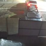 autospeciala de politie surprinsa lovind o masina parcata la poarta echipajul a parasit locul accidentului inainte sa fie observat video 6931d69a215d4