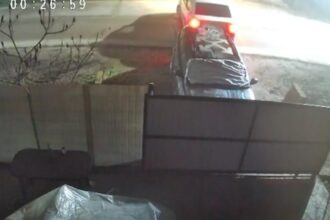 autospeciala de politie surprinsa lovind o masina parcata la poarta echipajul a parasit locul accidentului inainte sa fie observat video 6931d69a215d4