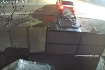 autospeciala de politie surprinsa lovind o masina parcata la poarta echipajul a parasit locul accidentului inainte sa fie observat video 6931d69a215d4