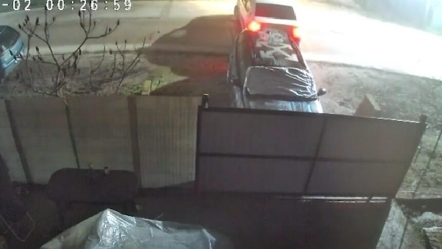 autospeciala de politie surprinsa lovind o masina parcata la poarta echipajul a parasit locul accidentului inainte sa fie observat video 6931d69a215d4