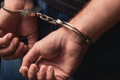 barbat din neamt arestat preventiv dupa ce a incalcat ordinul de protectie politistii au fost sesizati chiar de fiica scandalagiului 692ec526b3754