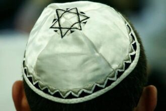 barbat din reghin plasat sub control judiciar pentru postarea de mesaje antisemite si poze cu svastici in online 6945edb37c536