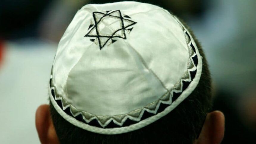 barbat din reghin plasat sub control judiciar pentru postarea de mesaje antisemite si poze cu svastici in online 6945edb37c536