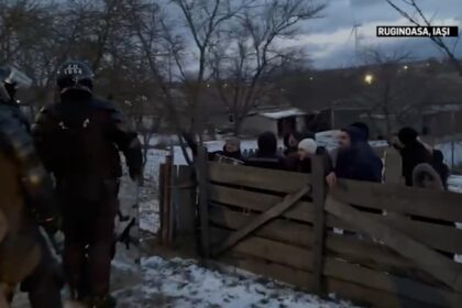 bataia cu bate de la ruginoasa inabusita de jandarmi satenii scandalizati de faptul ca nu sunt lasati sa se bata 6954d0bbe8c5f