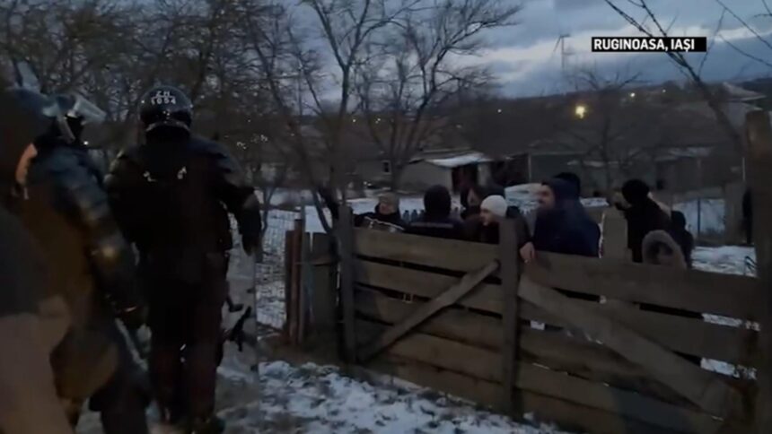 bataia cu bate de la ruginoasa inabusita de jandarmi satenii scandalizati de faptul ca nu sunt lasati sa se bata 6954d0bbe8c5f