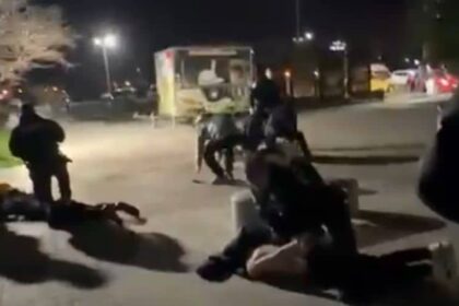 bataie a sase tineri in fata pavilionului expozitional la intrarea in mamaia intrerupta de jandarmi video 694e621b7bb60