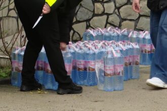 bataie de jos in prahova oamenii primesc in continuare apa cu portia video 692e770d566c2