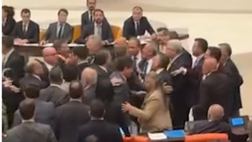 bataie in parlamentul turciei lovituri imbranceli si parlamentari bruscati in timpul sedintei video 6948f21dcfcfe
