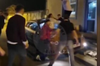 bataie la sibiu scandalagii au inconjurat masina si au distrus tot 694fd267724e1