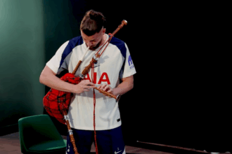 cand radu dragusin ia cimpoiul te opresti si asculti imagini amuzante cu internationalul roman la tottenham video 694c1265c9224