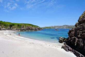 cel mai dorit loc de munca in 2026 paznic pe o insula izolata din europa cu un salariu de 30 000 de euro pentru sase luni 694d1c93ebf93