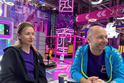 cel mai mare parc de trambuline din iasi le da copiilor din familii defavorizate o sansa la joaca in prag de craciun 693b7484241c9