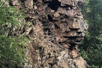 circulatie oprita pe transfagarasan in zona arefu dupa prabusirea unor pietre pe carosabil 694d8993eedcf