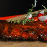 coaste de porc glazurate cu miere si sos barbeque la cuptor preparatul perfect pentru o petrecere de revelion 6953bd65510c7