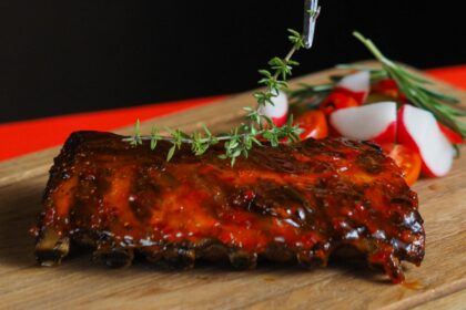 coaste de porc glazurate cu miere si sos barbeque la cuptor preparatul perfect pentru o petrecere de revelion 6953bd65510c7