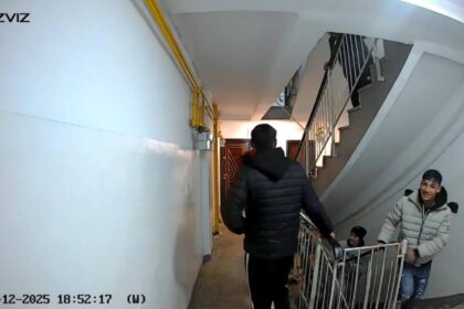 colindatori transformati in vandali usile unui bloc din constanta distruse din razbunare pentru ca nu li s a deschis 694e348668b3f