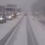 coloane interminabile pe valea oltului ninsorile abundente si un tir au paralizat o portiune din dn7 foto video 6953f0f47a312